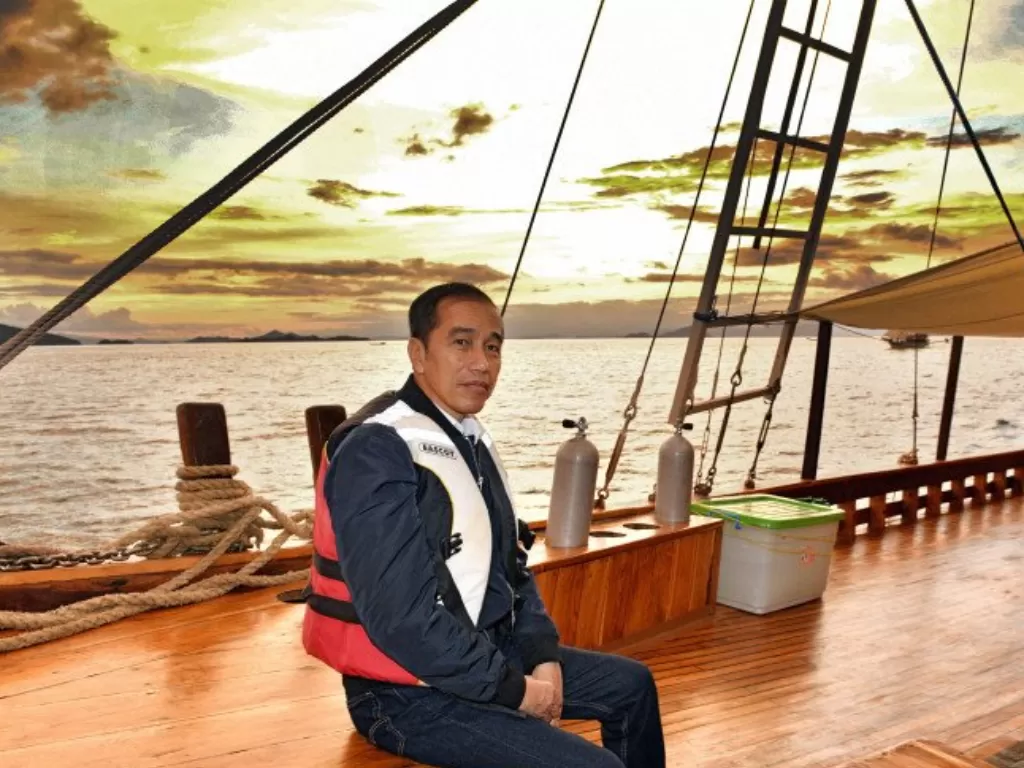 Presiden Joko Widodo menaiki langsung kapal pinisi di pantai Labuan Bajo untuk menikmati matahari tenggelam pada Minggu (19/1) (photo/Instagram/@jokowi/Agus Suparto)