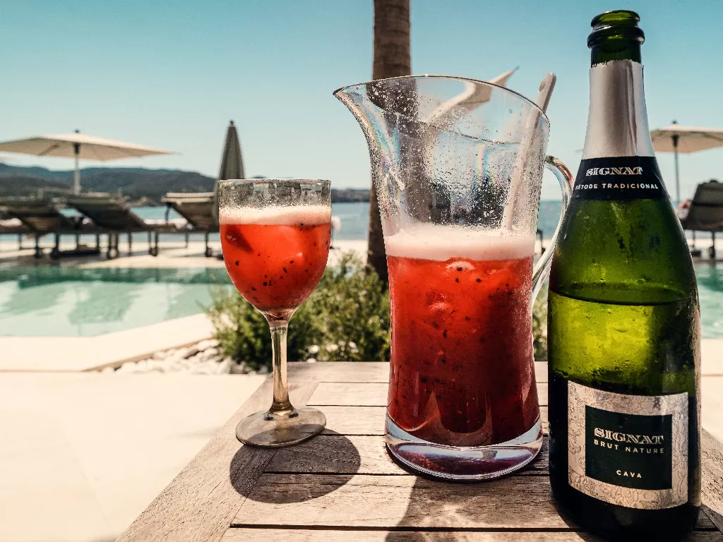 Minuman alkohol di sebuah resor di Ibiza. (Pexels/Sebastian Coman Photography)