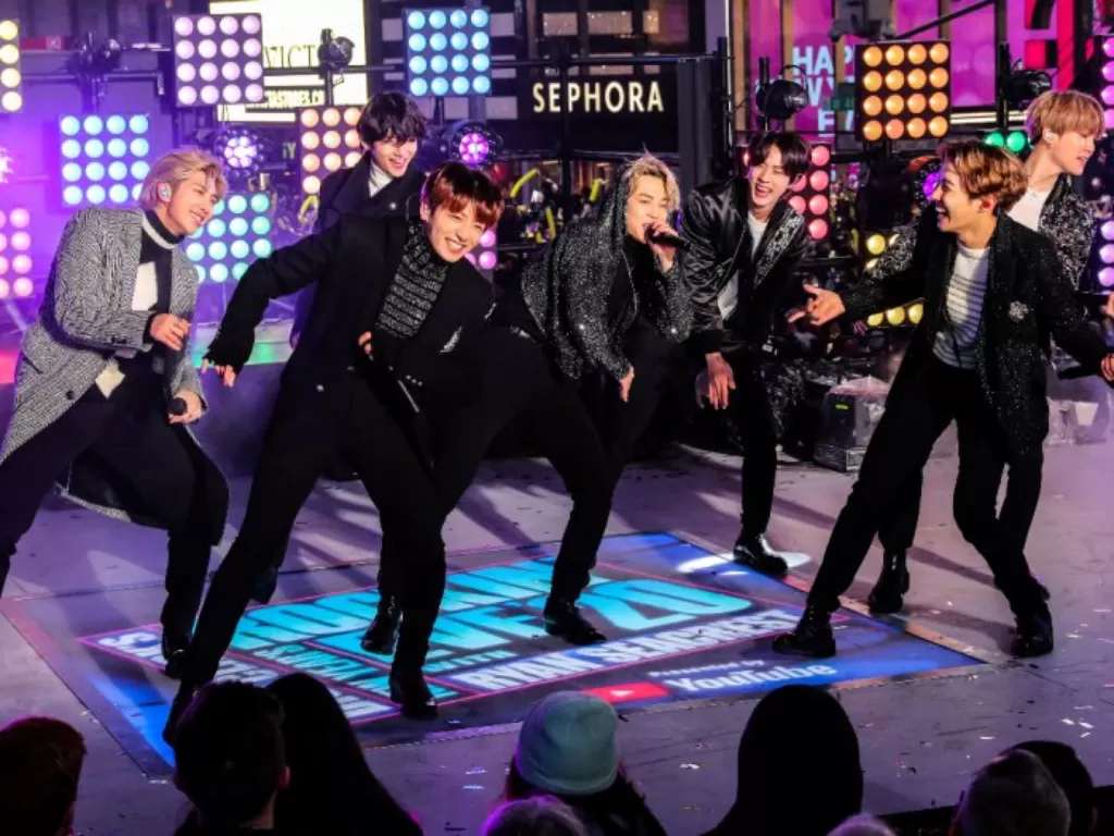 Penampilan BTS di Times Square, New York, Amerika Serikat pada 31 Desember 2019. (photo/REUTERS/Jeenah Moon)