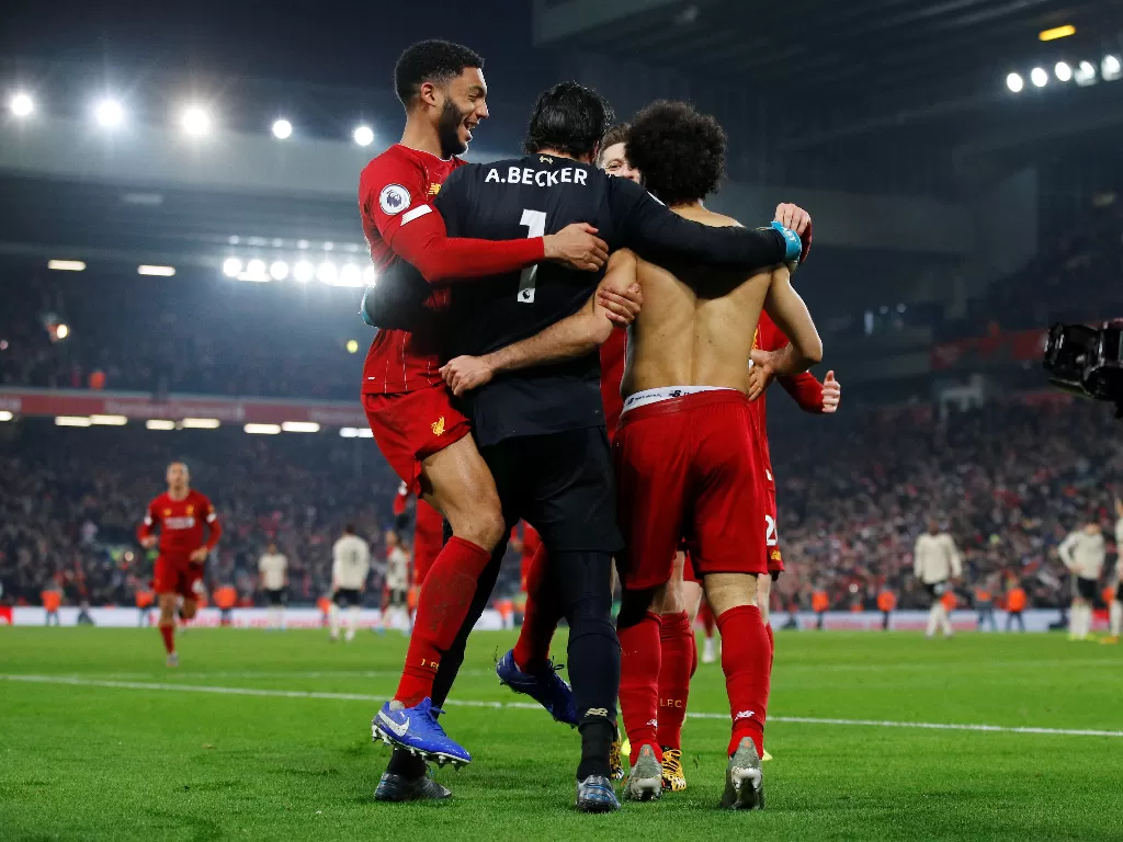 Para pemain Liverpool merayakan gol ke gawang Manchester United dalam lanjutan Premier League, Minggu (19/1/2020). (REUTERS/Phil Noble)