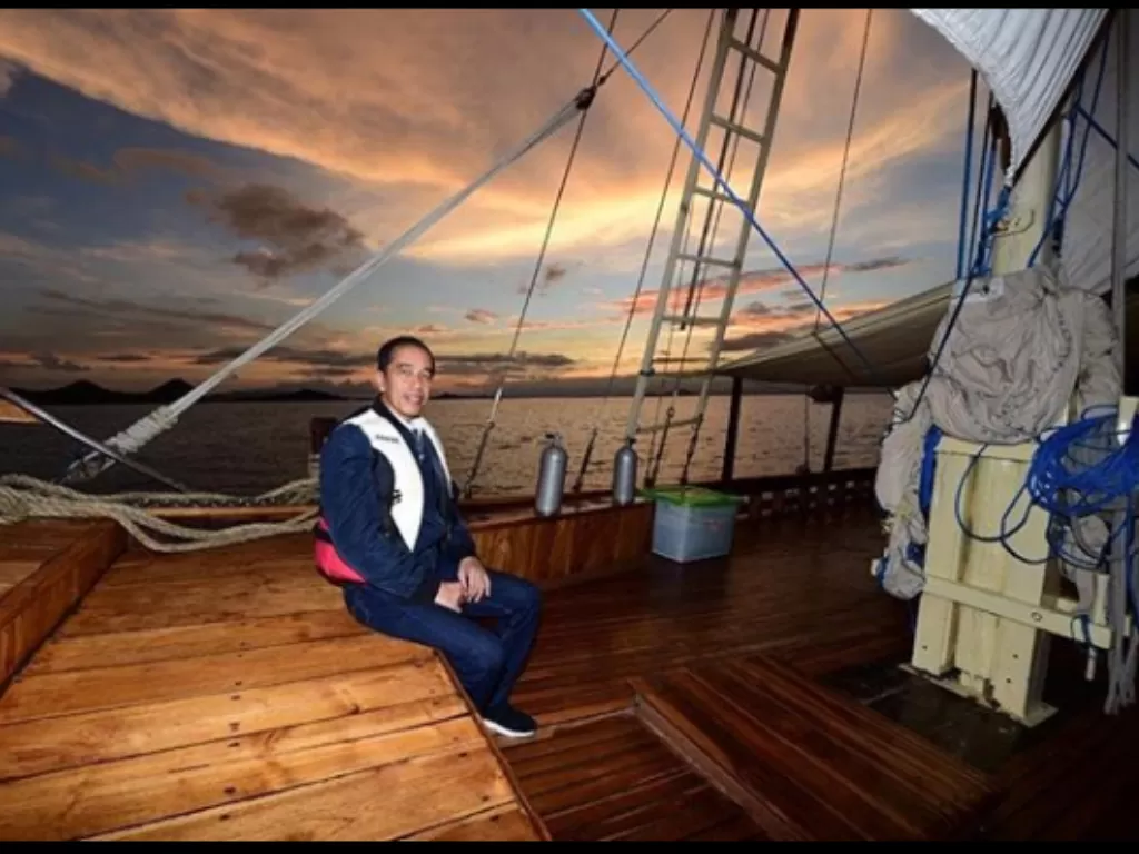 Presiden Jokowi ketika menaiki kapal pinisi di Labuan Bajo (Instagram/@jokowi).