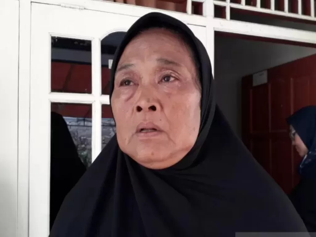Risa (63), ibunda almarhum Dede Purnama (41) di kediamannya, Gunungputri, Kabupaten Bogor, Jawa Barat, Minggu (19/1/2020). (photo/ANTARA/M Fikri Setiawan)