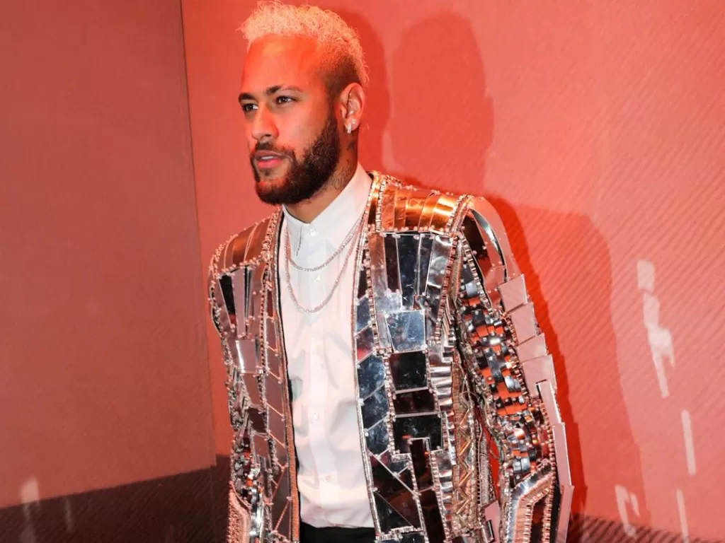 Neymar memakai jaket dengan material kaca. (photo/Instagram/@neymarjr)