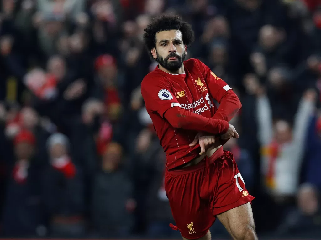 Selebrasi Mohamed Salah usai mencetak gol kedua bagi kemenangan Liverpool atas Manchester United dalam laga lanjutan Liga Primer di Stadion Anfield, Inggris, Senin (20/1) dini hari WIB. (REUTERS/Phil Noble)