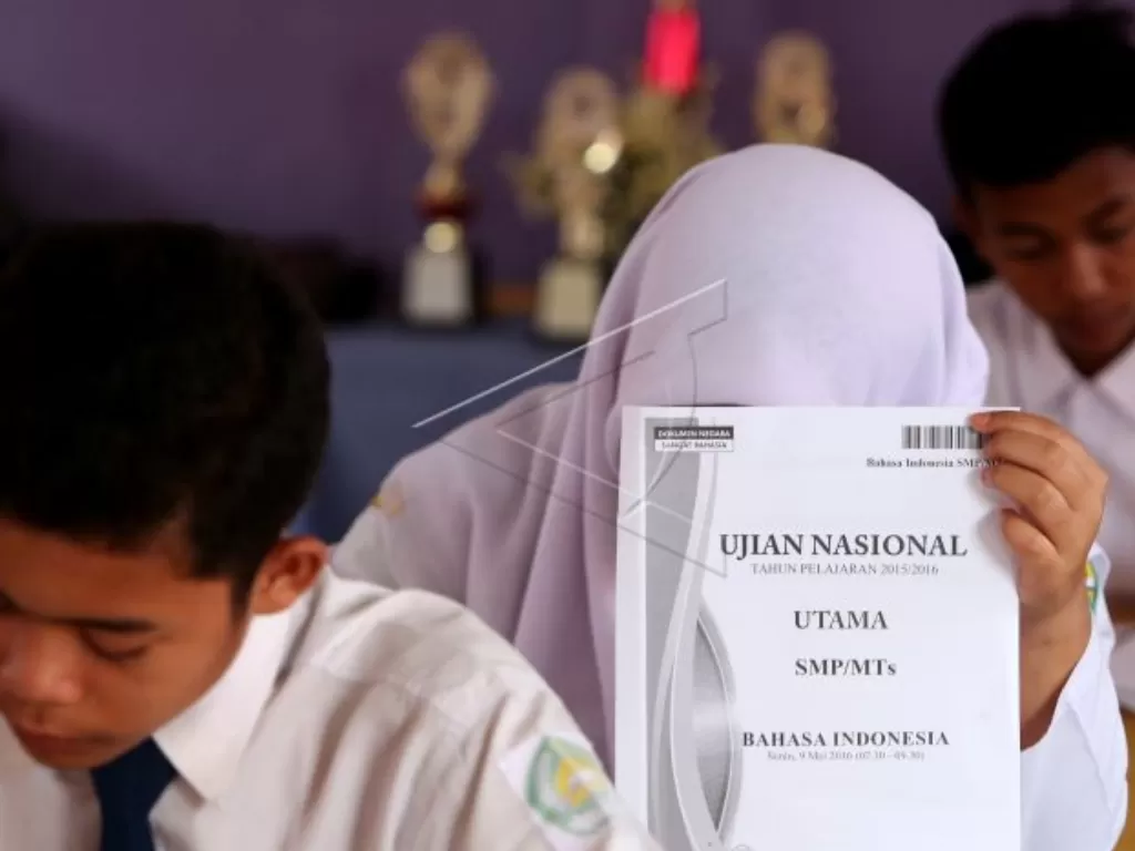 Pelajar mengikuti Ujian Nasional di SMP Negeri 17 Banda Aceh. (ANTARA FOTO/Irwansyah Putra)