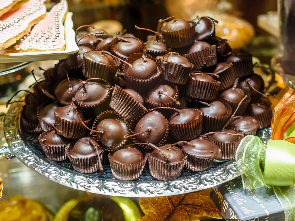 Ilustrasi konsumsi cokelat meningkatkan kadar kebahagiaan seseorang. (Unsplash/@alschim)