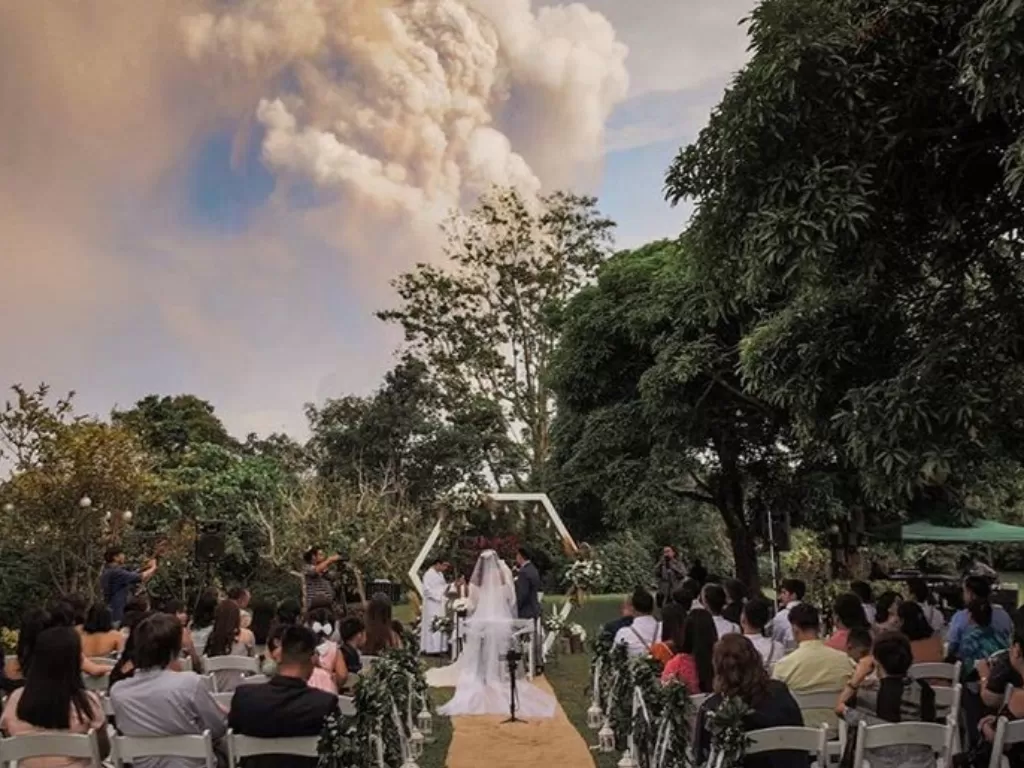 Pasangan menikah berlatar belakang erupsi Gunung Taal (Randolf Evan Photography)