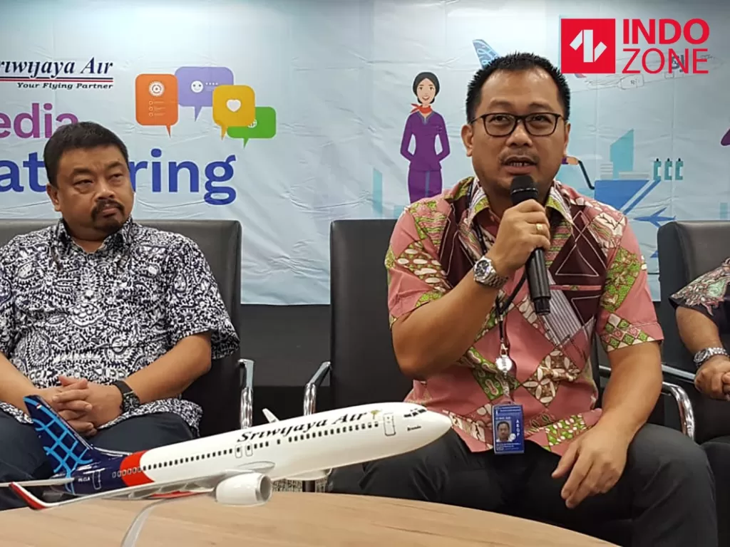 Direktur Keuangan Sriwijaya Air Andreas Gunawan dan Direktur Utama Sriwijaya Air Jefferson Jauwena. (INDOZONE/Sigit Nugroho)