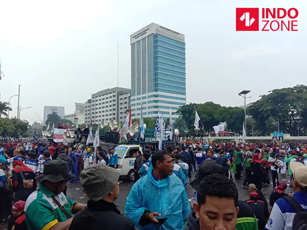 Massa buruh di depan Gedung DPR Jakarta, Senin (20/1/2020). (INDOZONE/Mula Akmal)