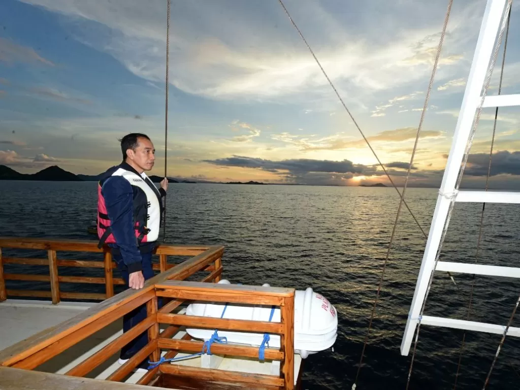 Presiden Jokowi menaiki kapal pinisi di Labuan Bajo, Nusa Tenggara Timur, Minggu (19/1/2020). (BPMI Setpres/Muchlis Jr)