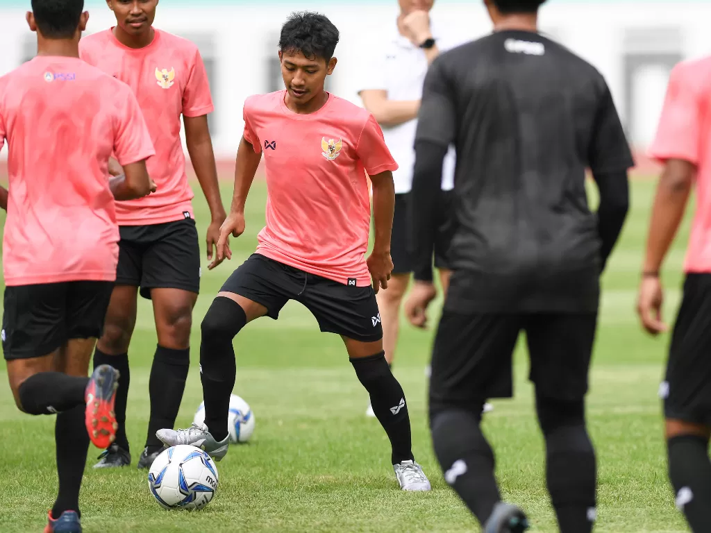 Beckham Putra Nugraha (tengah) mengikuti seleksi pemain Timnas Indonesia U-19 di Stadion Wibawa Mukti, Cikarang, Bekasi, Jawa Barat, Senin (13/1/2020). (ANTARA FOTO/Hafidz Mubarak A)