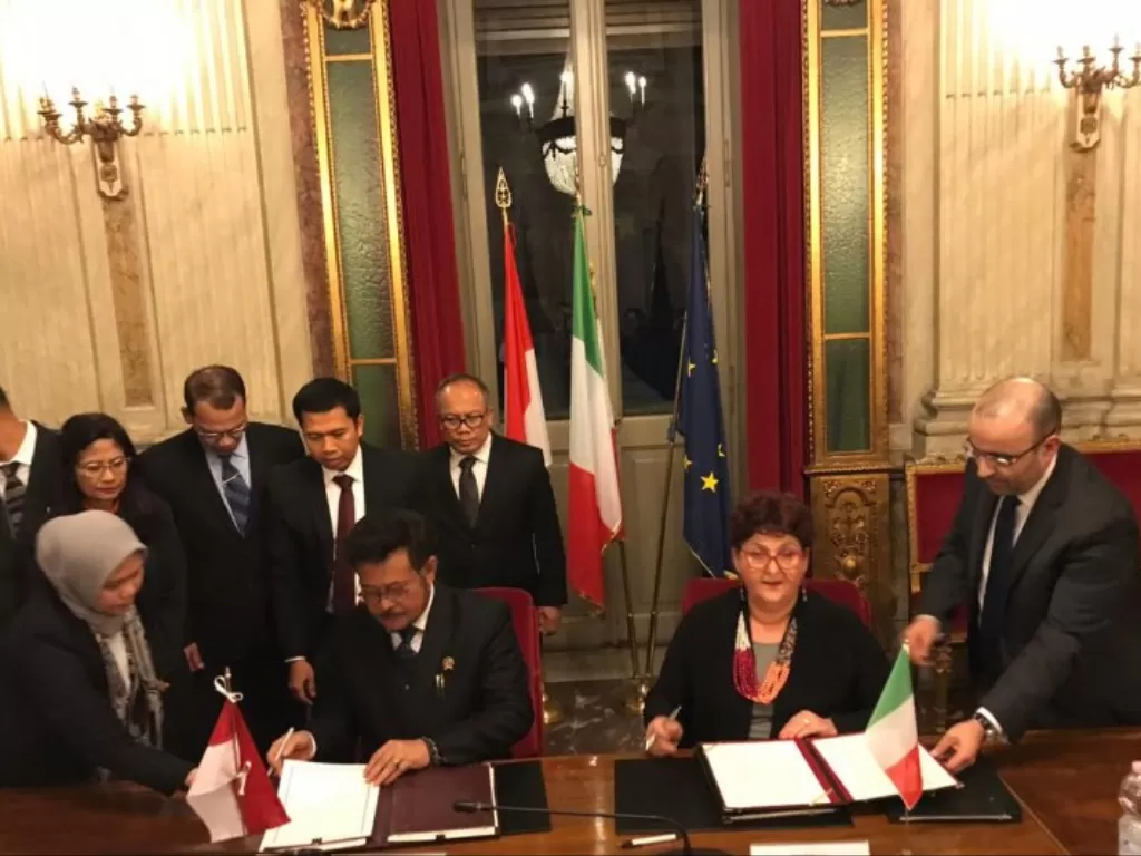 Menteri Pertanian Syahrul Yasin Limpo dan Menteri Pertanian Italia Teresa Bellanova saat menandatangani nota kesepahaman penguatan kerja sama. (Photo/ANTARA/Kementerian Pertanian)