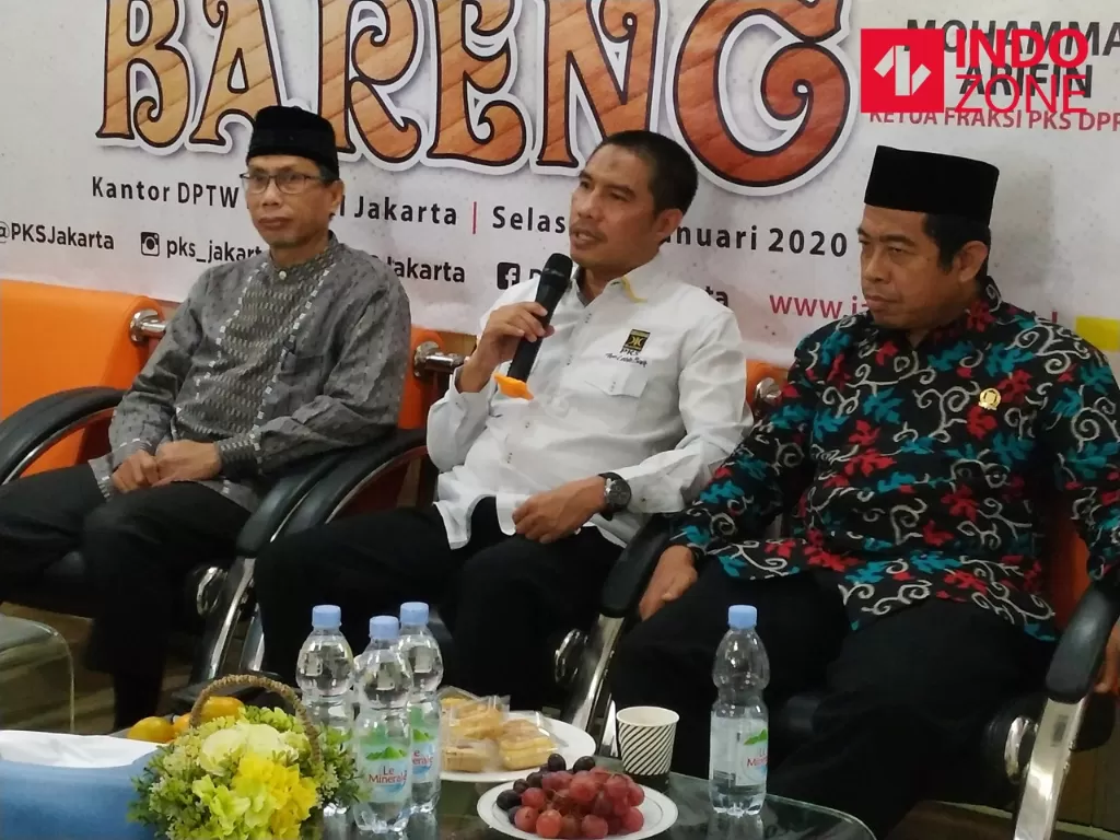 Ketua DPW PKS DKI, Sakhir Purnomo (tengah) memberikan penjelasan terlihat nama Cawagub DKI Jakarta yang diusulkan partainya di kantor DPW PKS, Jakarta Pusat, Selasa (21/1/2020). (INDOZONE/Murti Ali Lingga)