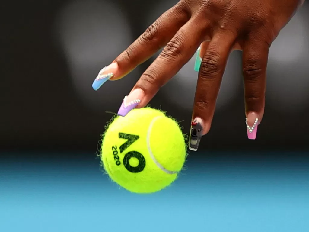 Petenis Amerika Serikat, Serena Williams bersiap melakukan servis bola saat pertandingan babak pertama Australia Open 2020 di Melbourne, Australia, Senin (20/1/2020). (REUTERS/Kai Pfaffenbach)