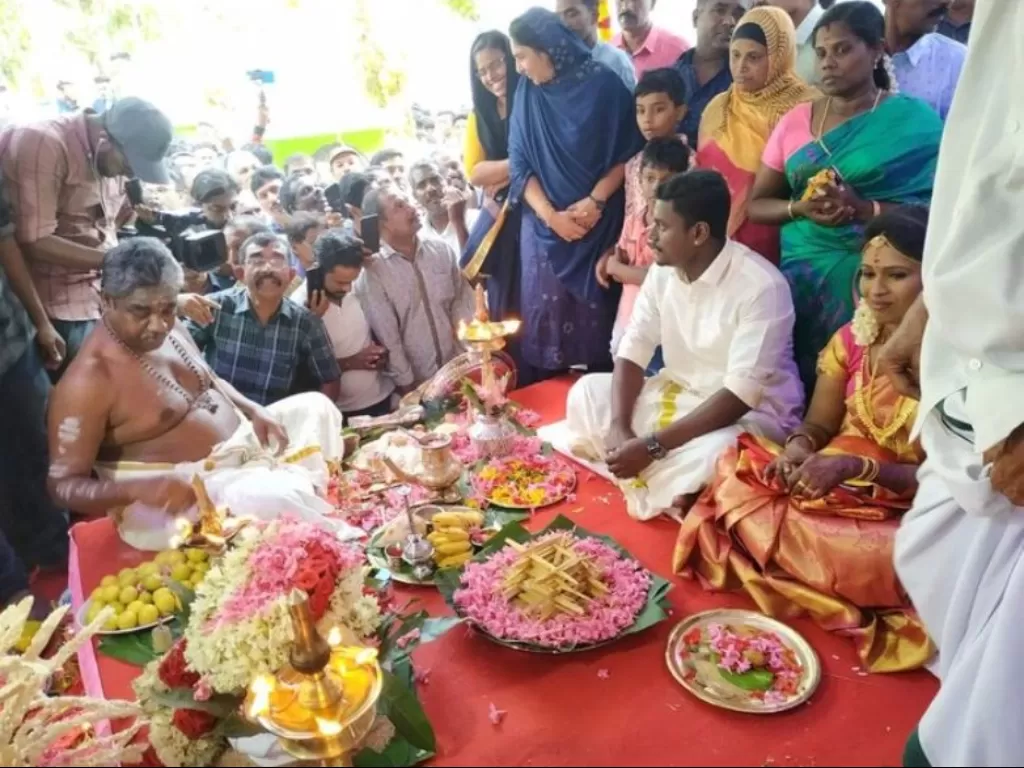 Pasangan Hindu yang menggelar acara pernikahan di Masjid Alpphuza, Kerala, India. (Istimewa)