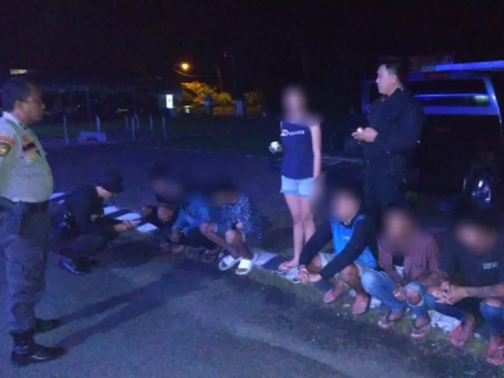 Polisi amankan tujuh anak muda yang lagi asyik menghirup lem. (ANTARA)