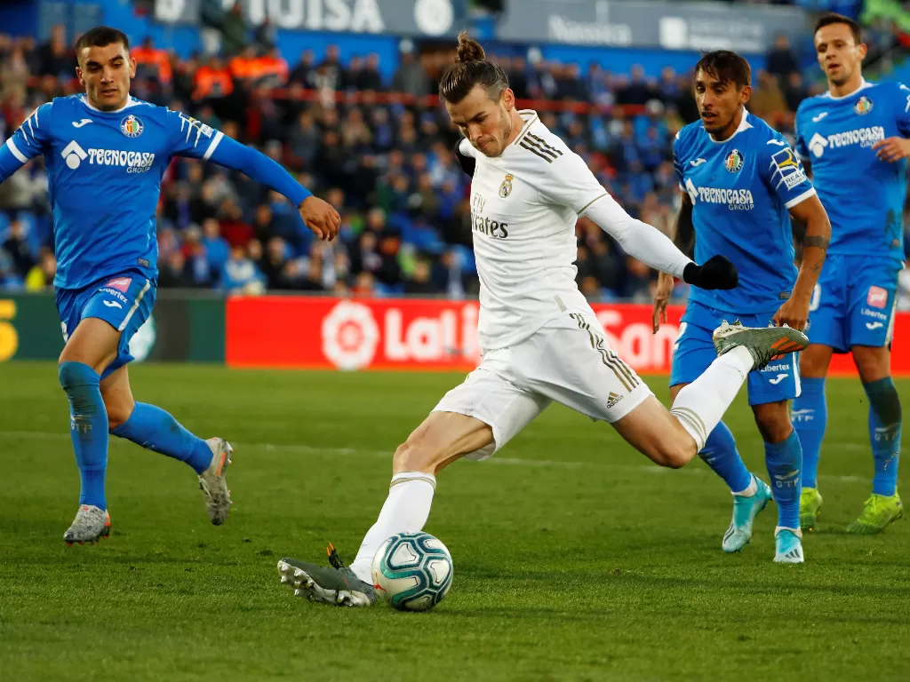 Gareth Bale melepaskan tendangannya ke arah gawang Getafe. (REUTERS/Stringer)