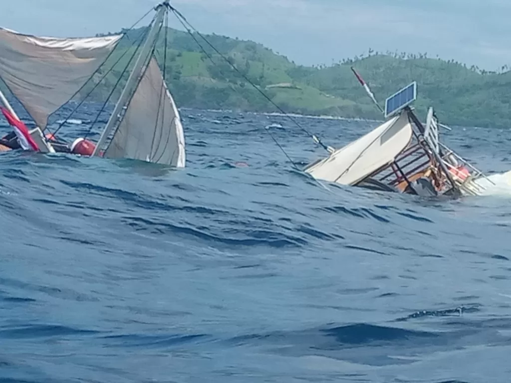 kondisi kapal wartawan yang ditumpangi terbalik di Labuan Bajo. (Istimewa)