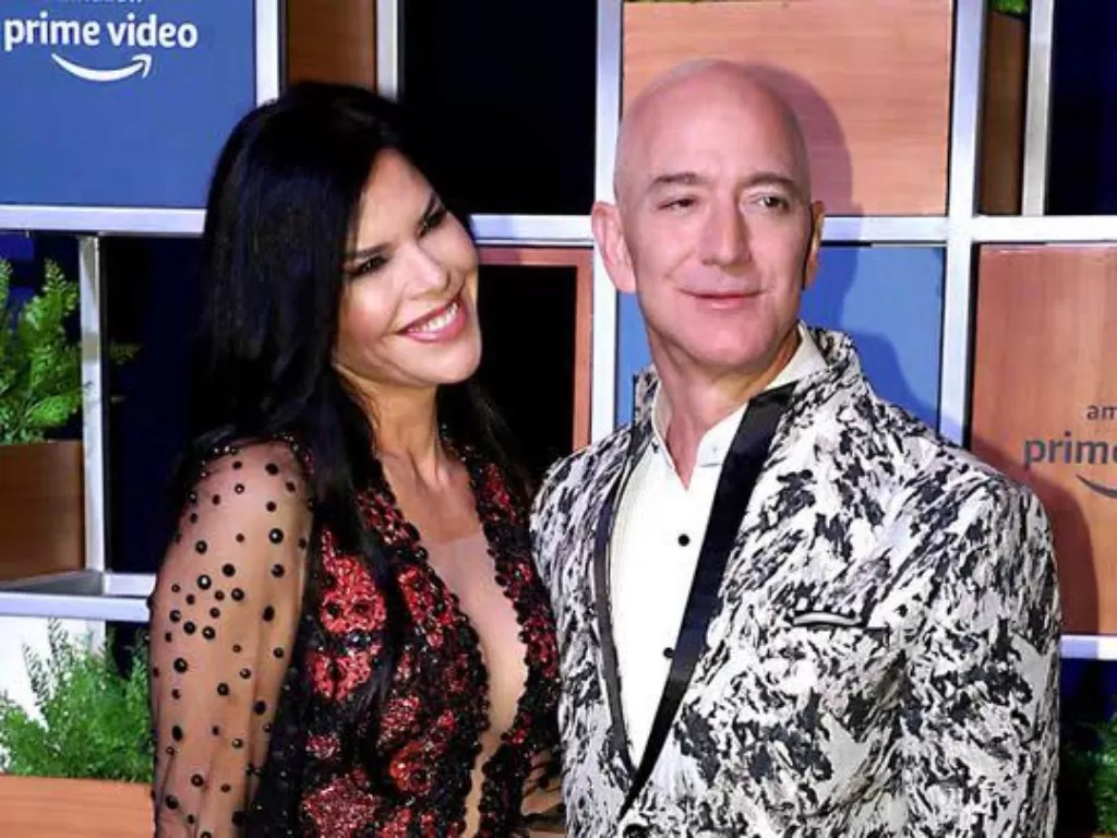 Jeff Bezos dan pacarnya Lauren Shancez. (photo/gulfnews.com)