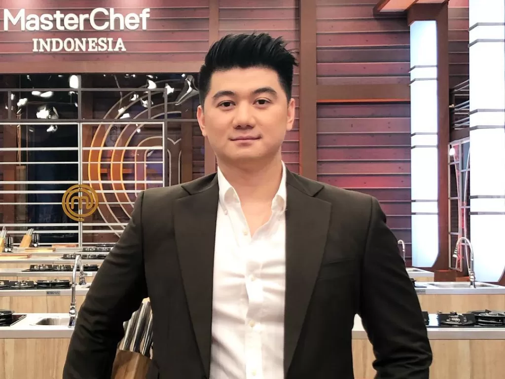 Chef Arnold sebagai salah satu juri MasterChef Indonesia (instagram/@arnoldpo)