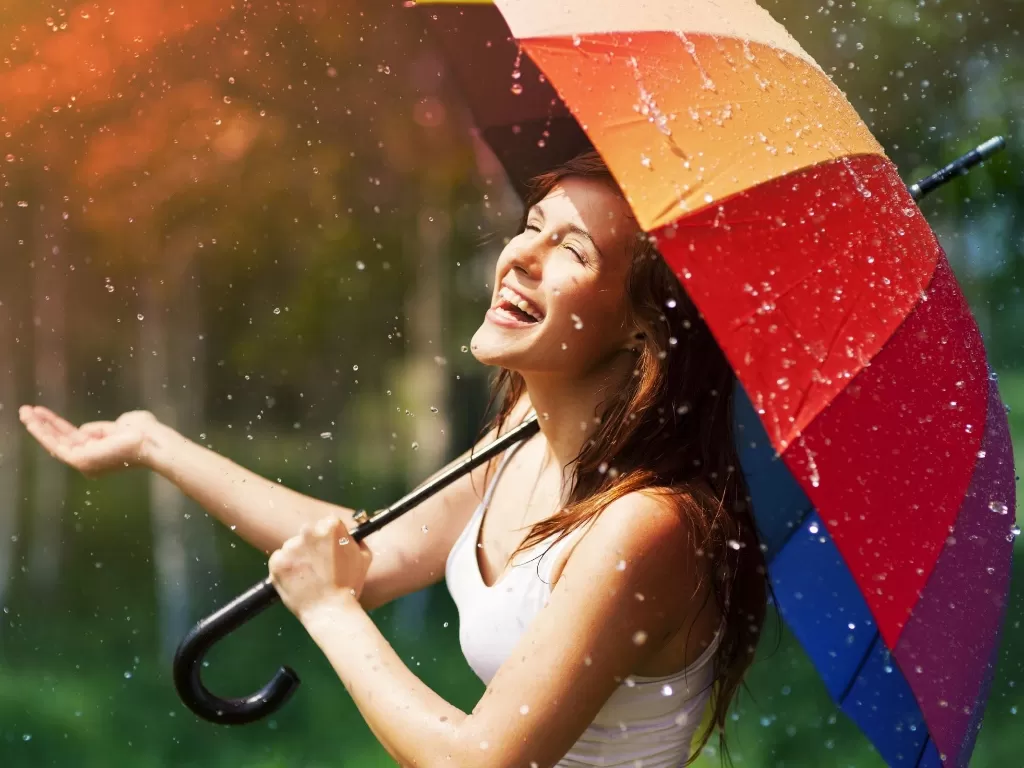 ilustrasi wanita bahagia saat hujan turun (Lifehack)
