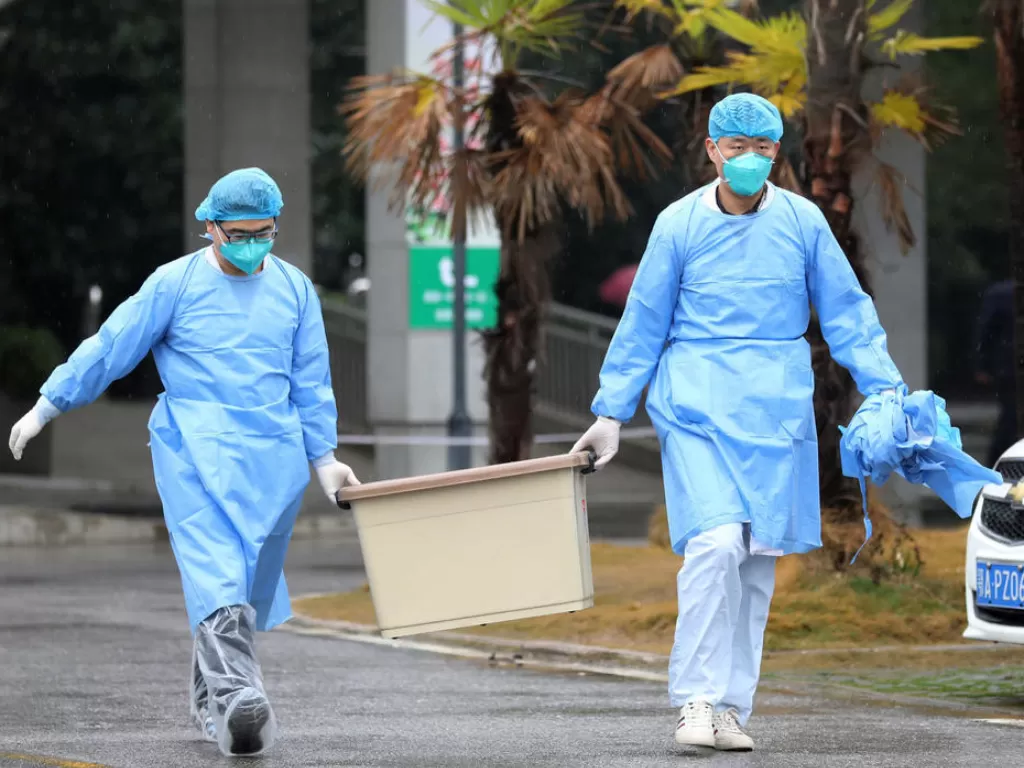 Staf medis membawa sebuah kotak ketika mereka berjalan di rumah sakit Jinyintan, di mana pasien dengan pneumonia yang disebabkan oleh strain baru coronavirus sedang dirawat, di Wuhan, provinsi Hubei (REUTERS /Darley Shen)