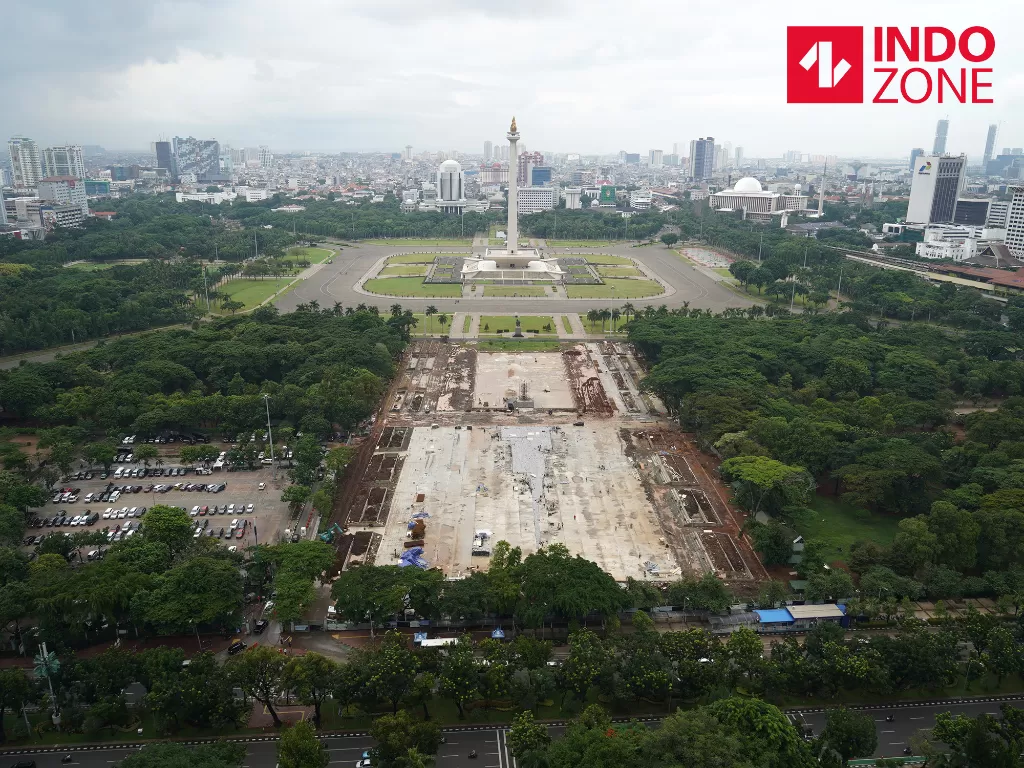 Suasana pembangunan Plaza Selatan Monumen Nasional (Monas) di Jakarta, Selasa (21/1/2020). (INDOZONE/Arya Manggala)