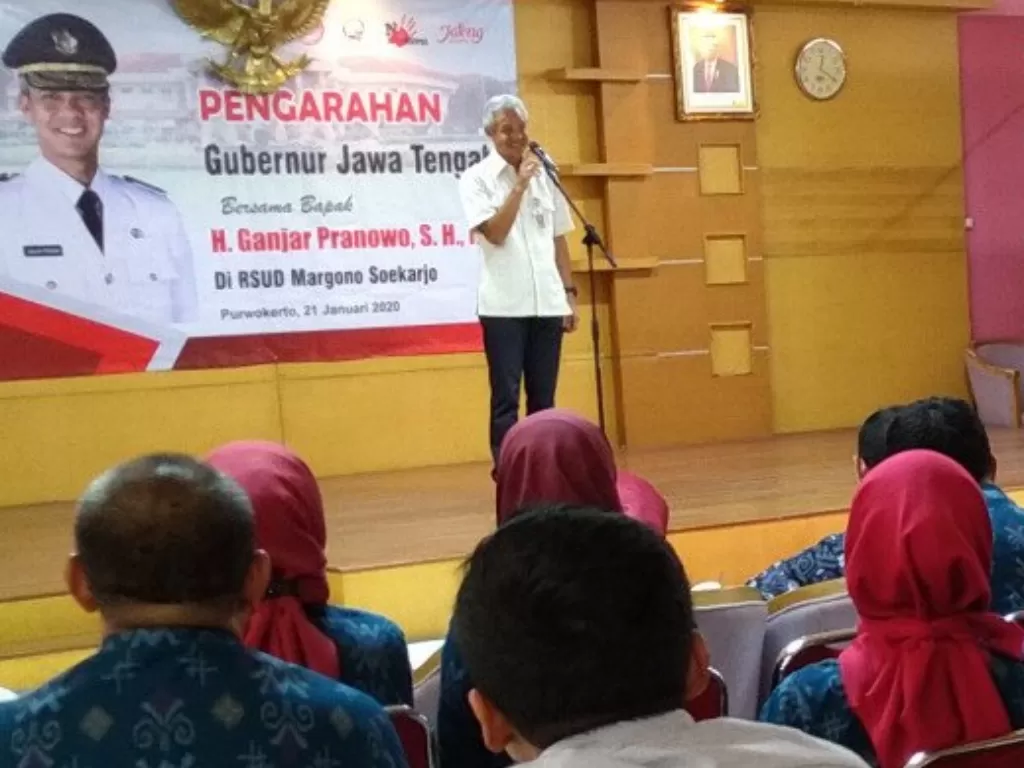 Gubernur Jawa Tengah Ganjar Pranowo memberikan arahan kepada direksi Rumah Sakit Prof Margono Soekarjo, Kabupaten Banyumas. (photo/ANTARA/Wisnu Adhi)