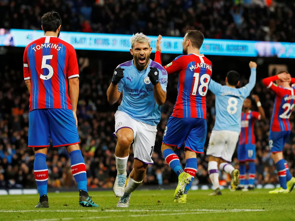 Penyerang Manchester City, Sergio Aguero melakukan selebrasi setelah mencetak gol ke gawang Crystal Palace. (REUTERS/Phil Noble)