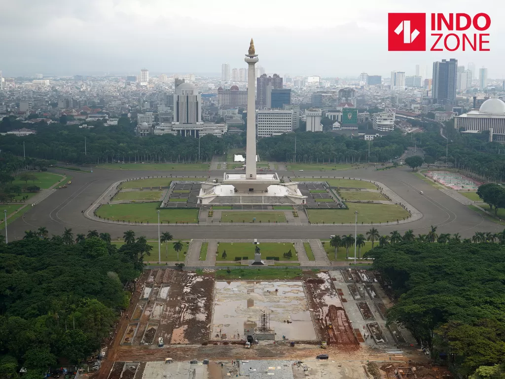  Suasana pembangunan Plaza Selatan Monumen Nasional (Monas) di Jakarta, Selasa (21/1/2020). (INDOZONE/Arya Manggala)