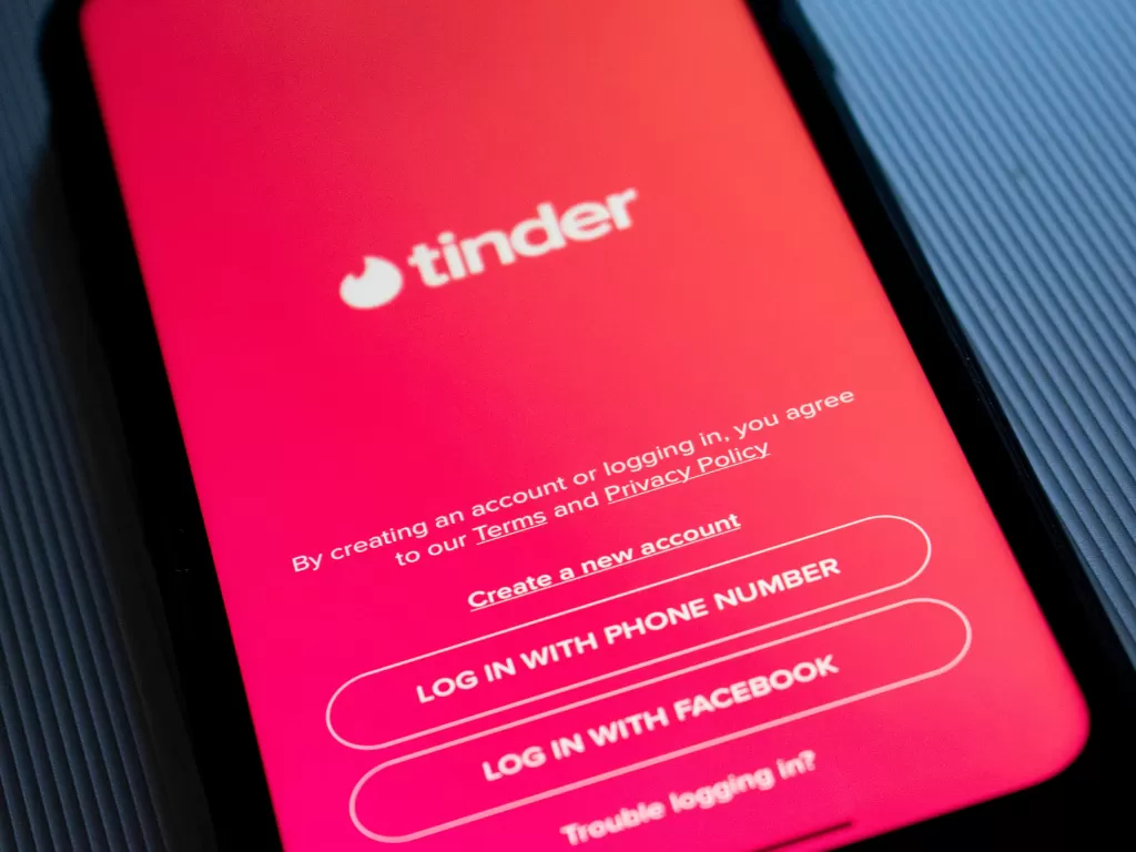 Aplikasi Tinder (photo/Unsplash/Kon Karampelas)