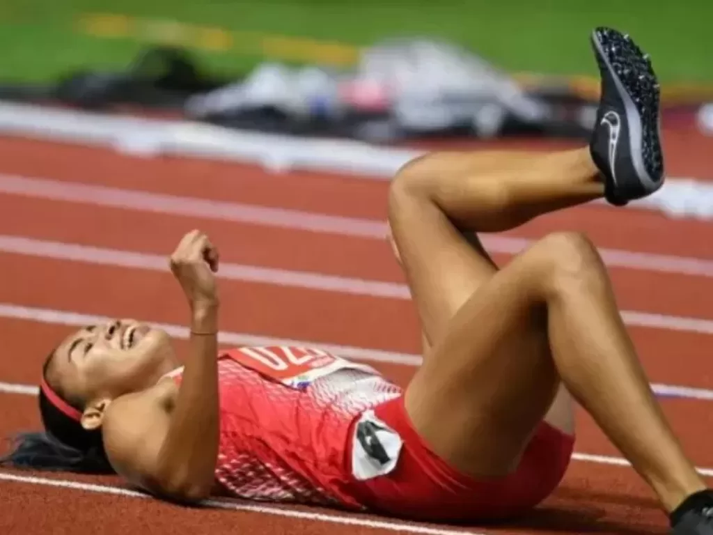 Pelari Indonesia Emilia Nova menjadi yang tercepat pada Lomba Lari Gawang 100 Meter Putri untuk meraih medali emas SEA Games 2019. (photo/ANTARA FOTO/Nyoman Budhiana)