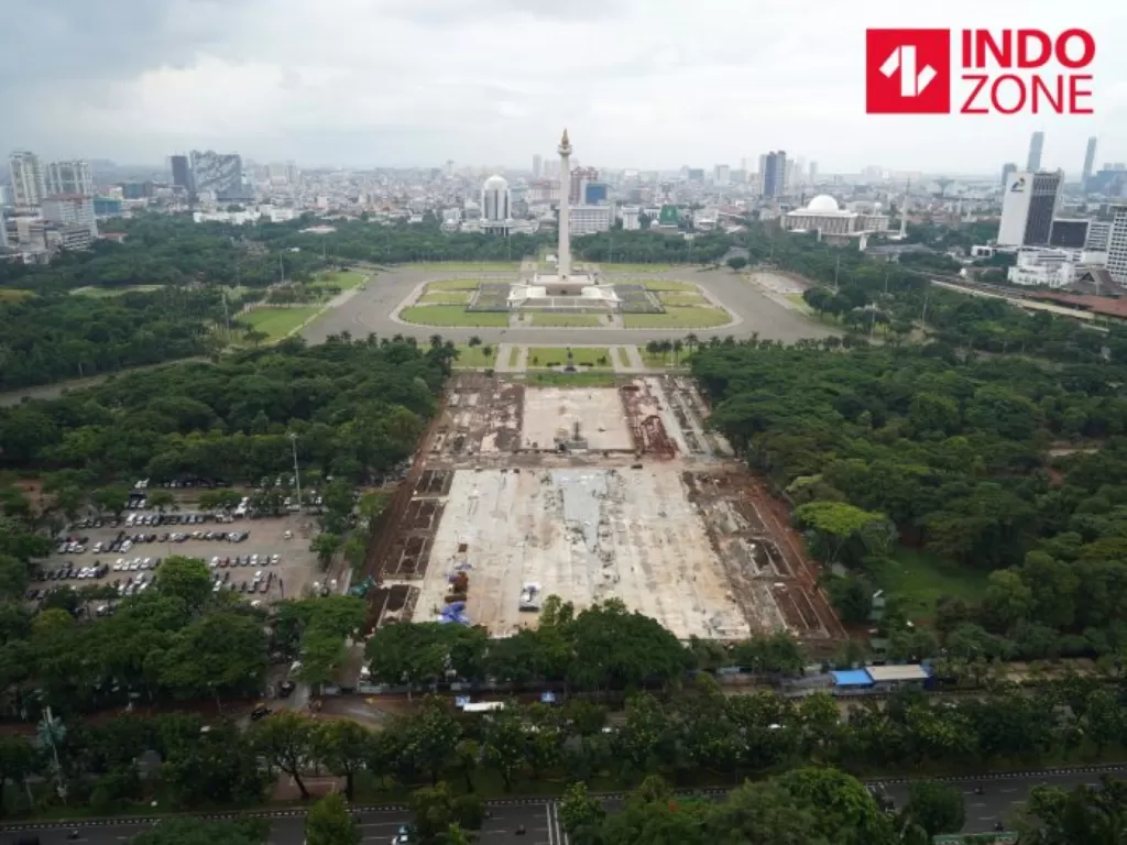 Suasana revitalisasi Plaza Selatan Monumen Nasional (Monas) di Jakarta (INDOZONE/Arya Manggala)