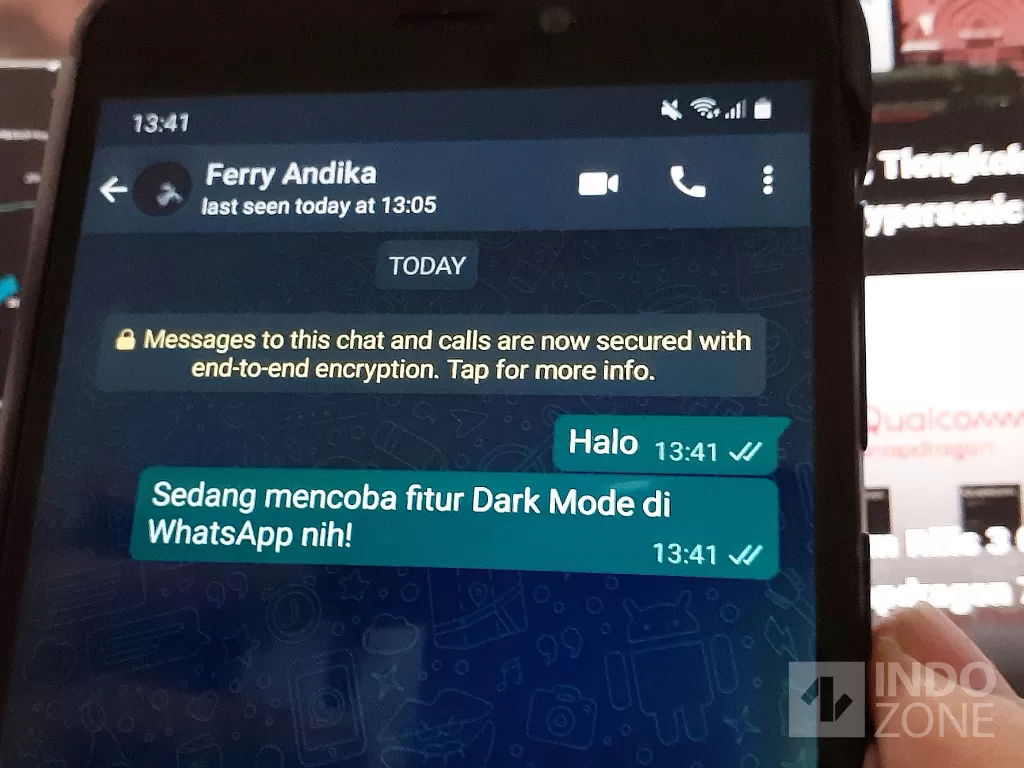 WhatsApp Dark Mode (photo/Dok. INDOZONE/Ferry)