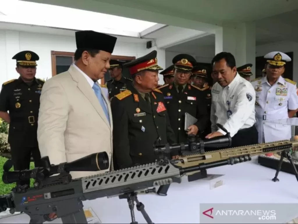 Menteri Pertahanan RI Prabowo Subianto (kiri) melihat display produk senjata SS1 dan G2 produksi PT Pindad, di Kantor Kemenhan, Jakarta, Rabu (11/12/2019). (Ilustrasi/ANTARA FOTO/HO/Humas Kemhan)