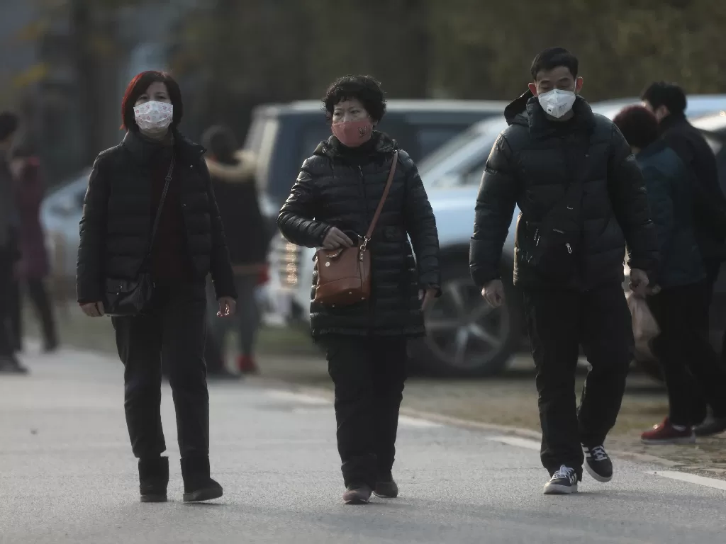 Sejumlah warga memakai masker berjalan di sekitar Rumah Sakit Jinyintan, Wuhan, China. (REUTERS/Darley Shen)