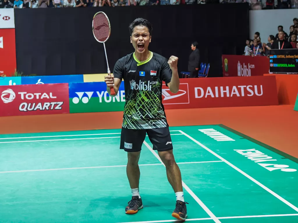 Anthony Sinisuka Ginting melakukan selebrasi usai memastikan gelar juara Indonesia Masters 2020 di Istora Senayan, Jakarta, Minggu (19/1/2020). (ANTARA FOTO/Galih Pradipta)