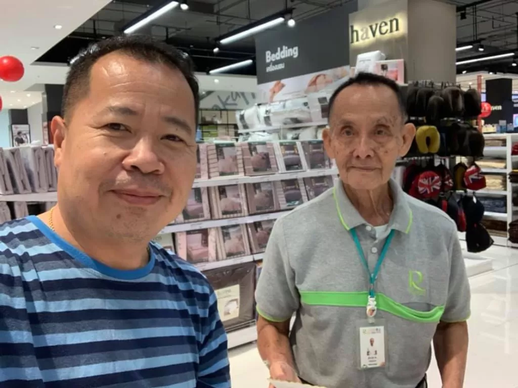 Kisah haru seorang mantan CEO yang menjadi karyawan di sebuah mall. (photo/Facebook/Palakorn Tesnam)