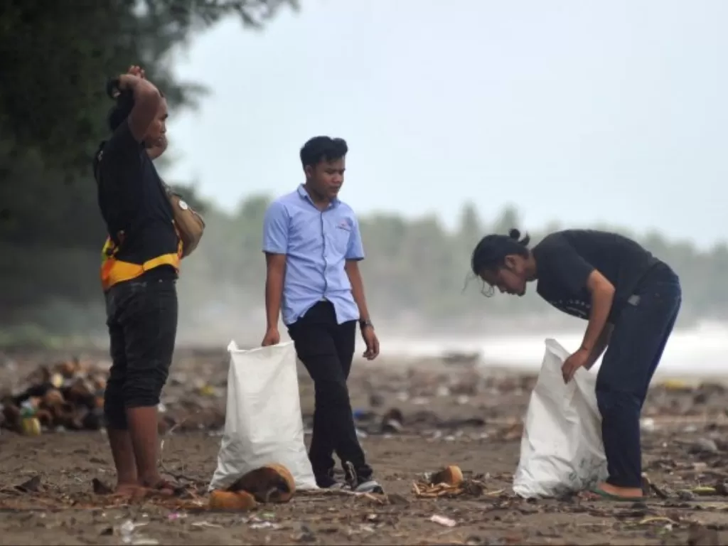 Arsip Foto. Pegiat lingkungan mengumpulkan sampah plastik di Pantai Pasir Jambak, Padang, Sumatera Barat, Senin (22/4/2019). (photo/ANTARA/Iggoy el Fitra) 
