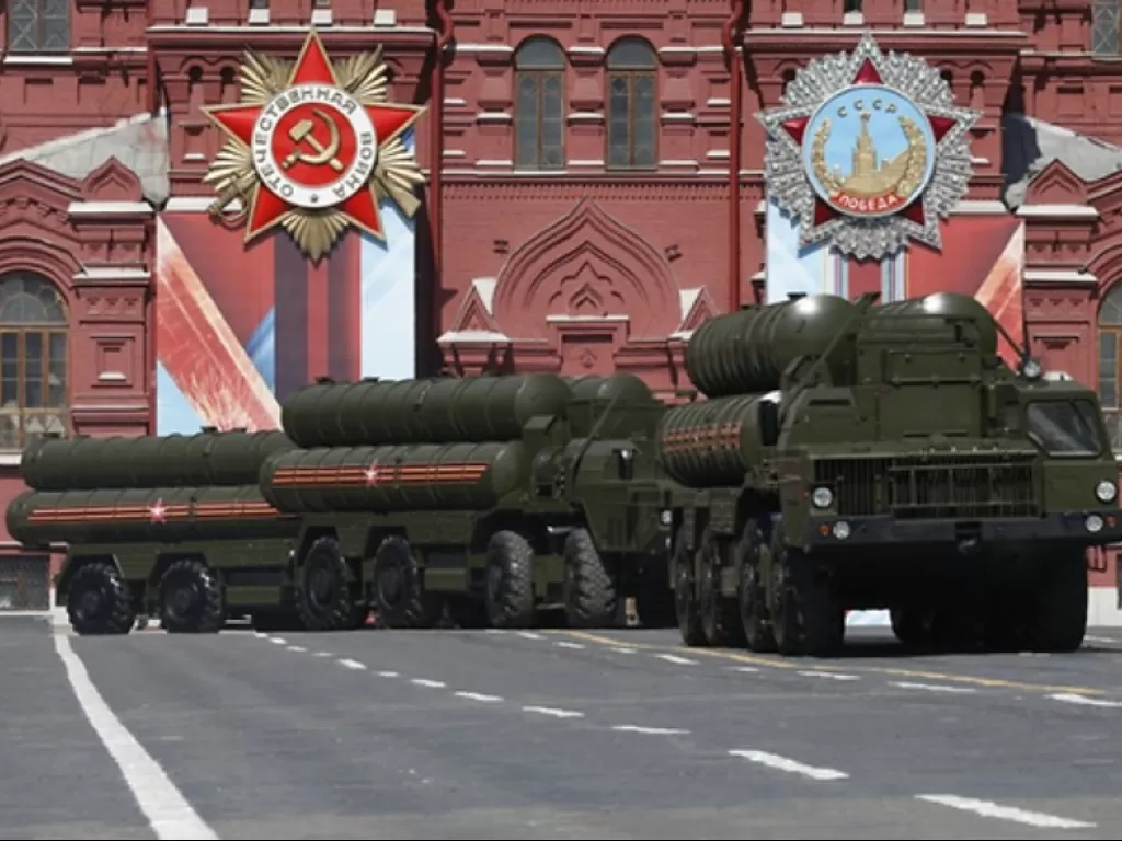 Sistem rudal darat-ke-udara jarak menengah dan jarak jauh Rusia S-400 saat parade Hari Kemenangan perayaan 71 tahun kemenangan atas Nazi Jerman di Perang Dunia II di Red Square, Moskow, Rusia. (REUTERS/Grigory Dukor)
