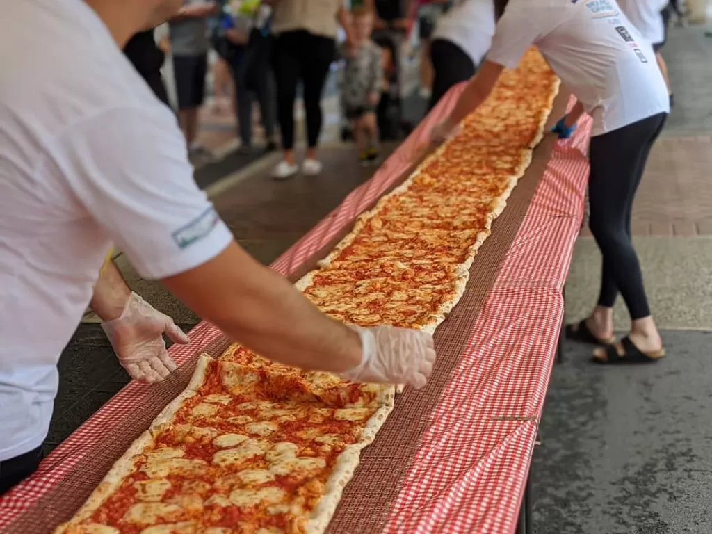 Pizza Margherita dengan panjang 100 meter yang dibuat oleh sebuah restoran pizza di Sydney berhasil memecahkan rekor sebagai pizza terpanjang di Australia. (Instagram/issac_eatsalot)