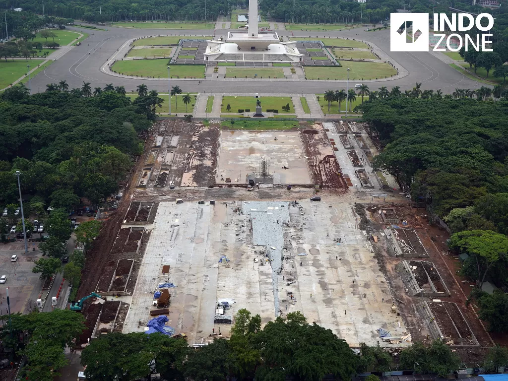Suasana revitalisasi Plaza Selatan Monumen Nasional (Monas) di Jakarta. (INDOZONE/Arya Manggala)