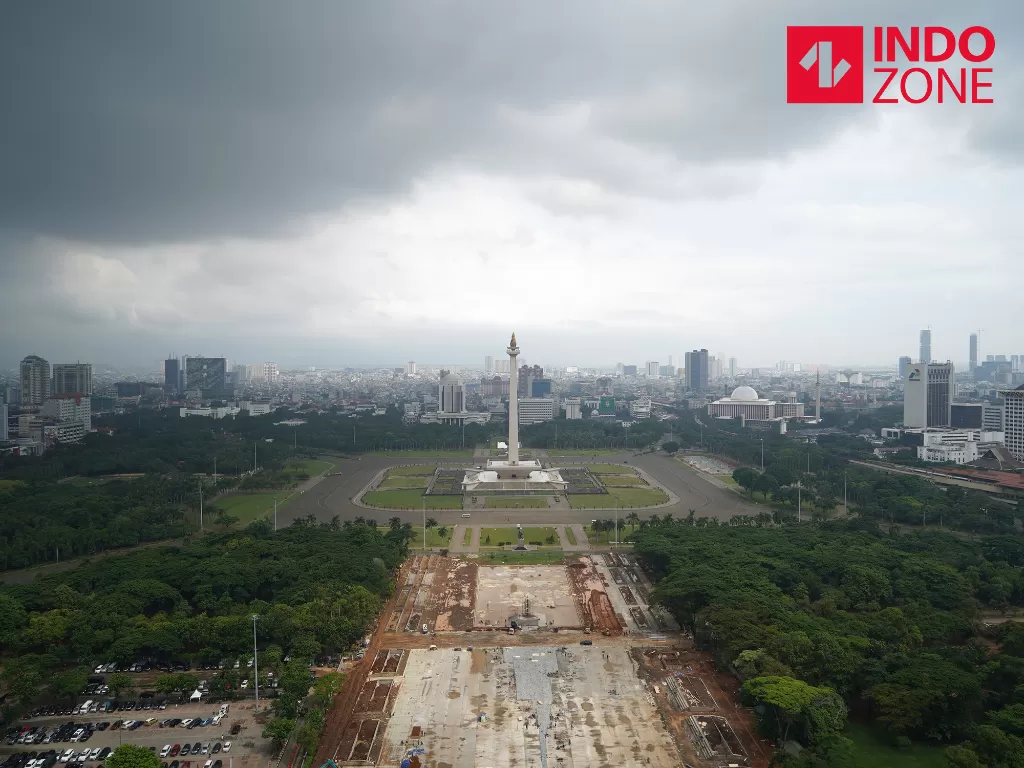 Suasana revitalisasi Plaza Selatan Monumen Nasional (Monas) di Jakarta (INDOZONE/Arya Manggala)