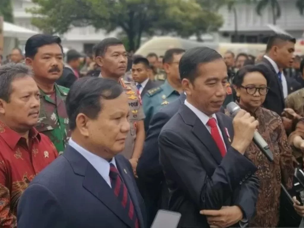 Presiden Jokowi didampingi sejumlah menteri Kabinet Indonesia Maju usai pengarahan di rapim Kemenhan, TNI Polri di Kemenhan Jakarta, Kamis (23/1/2020). (ANTARA/Agus Salim)