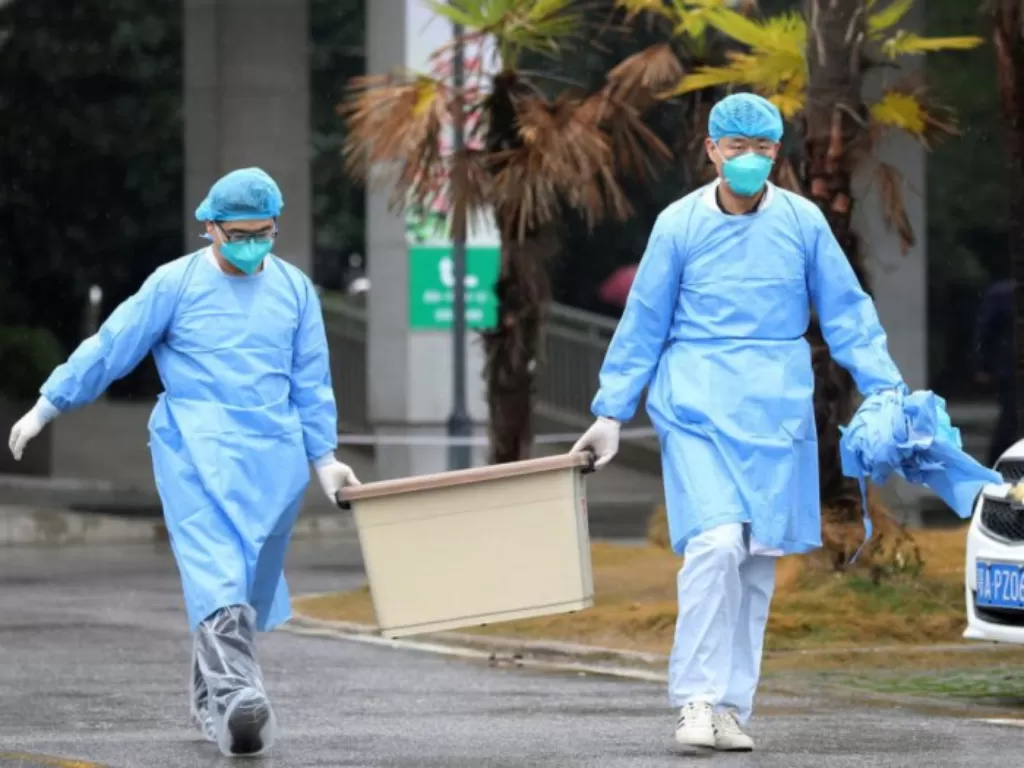Staf medis membawa sebuah kotak ketika mereka berjalan di rumah sakit Jinyintan, di mana pasien dengan pneumonia yang disebabkan oleh strain baru virus corona sedang dirawat, di Wuhan, Provinsi Hubei (Ilustrasi/REUTERS/Darley Shen).