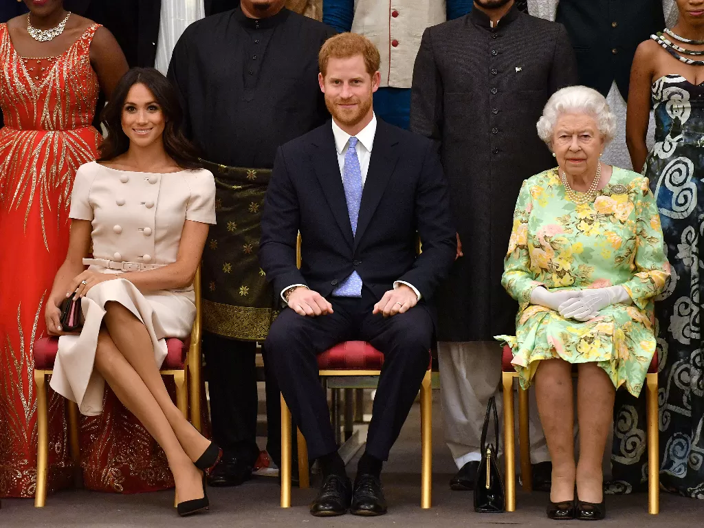 Pangeran Harry bersama dengan Meghan Markle dan Ratu Elizabeth II (REUTERS/John Stillwell)