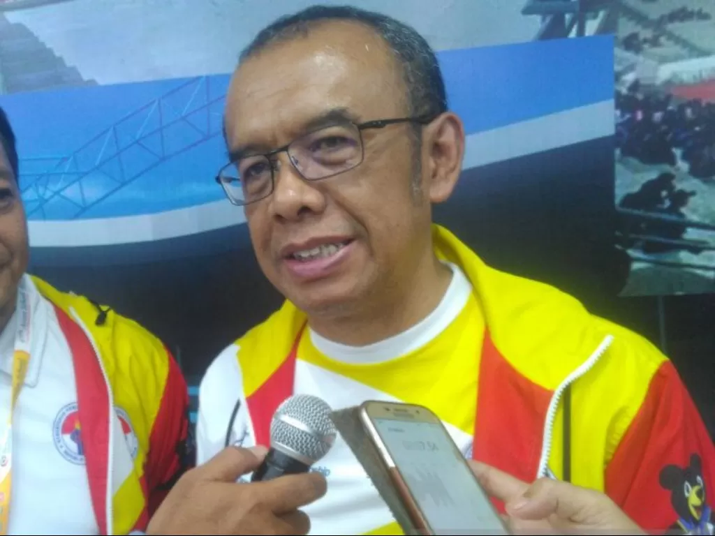 Sekretaris Kemenpora, Gatot S. Dewa Broto saat menyaksikan penutupan Kejuaraan Sepak Bola Pelajar Asia 2019 di Stadion Batakan, Balikpapan, Sabtu (23/11/2019). (photo/ANTARA/A Rauf Andar Adipati)