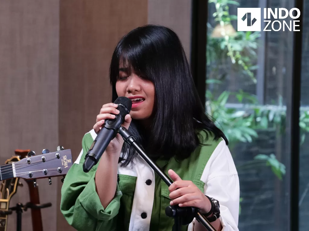 Penyanyi Hanin Dhiya saat berkunjung ke kantor Indozone, Jakarta, Rabu (22/1/2020). (INDOZONE/Febio Hernanto)
