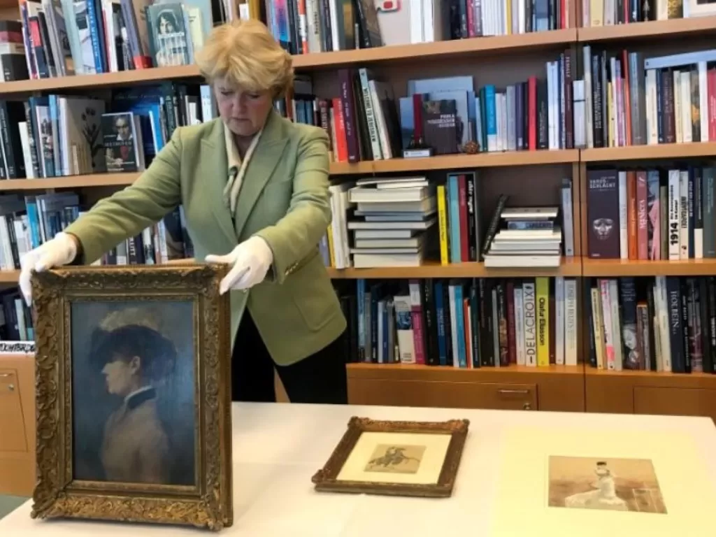Komisaris Pemerintah Federal untuk Kebudayaan dan Media Monika Grutters saat menunjukkan karya seni yang dikembalikan. (REUTERS/Madeline Chambers)