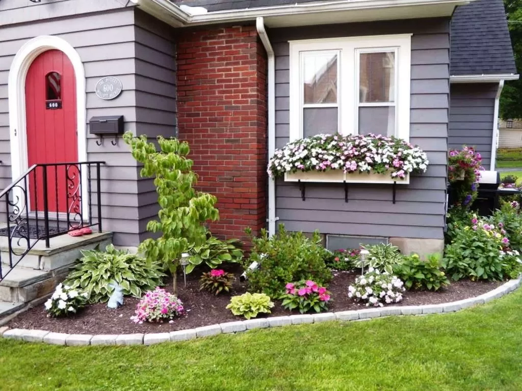 Ilustrasi pekarangan rumah yang dihiasi bunga. (Ilustrasi/pinterest.com)